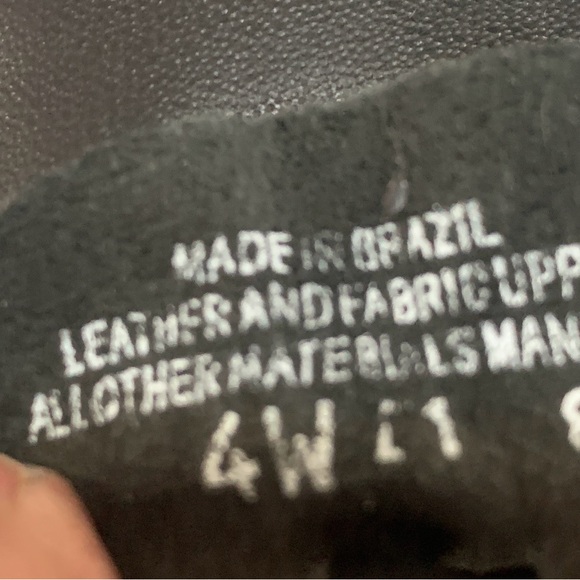 Capezio jazz shoe has soft durable leather for comfort. Fits girls and boys. - Picture 8 of 8